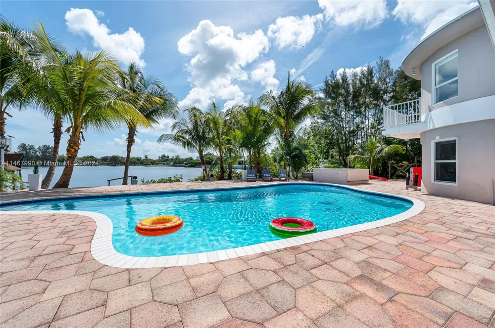2500 NE 199th St Miami, FL 33180