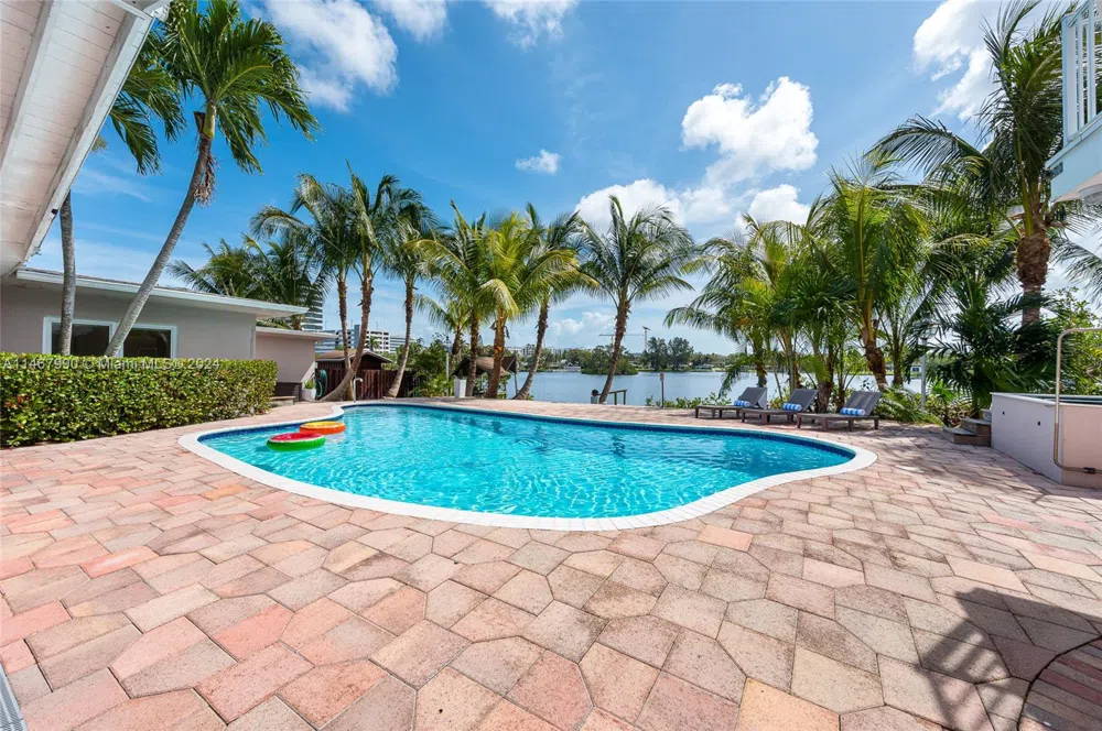 2500 NE 199th St Miami, FL 33180