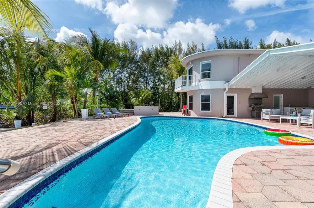 2500 NE 199th St Miami, FL 33180