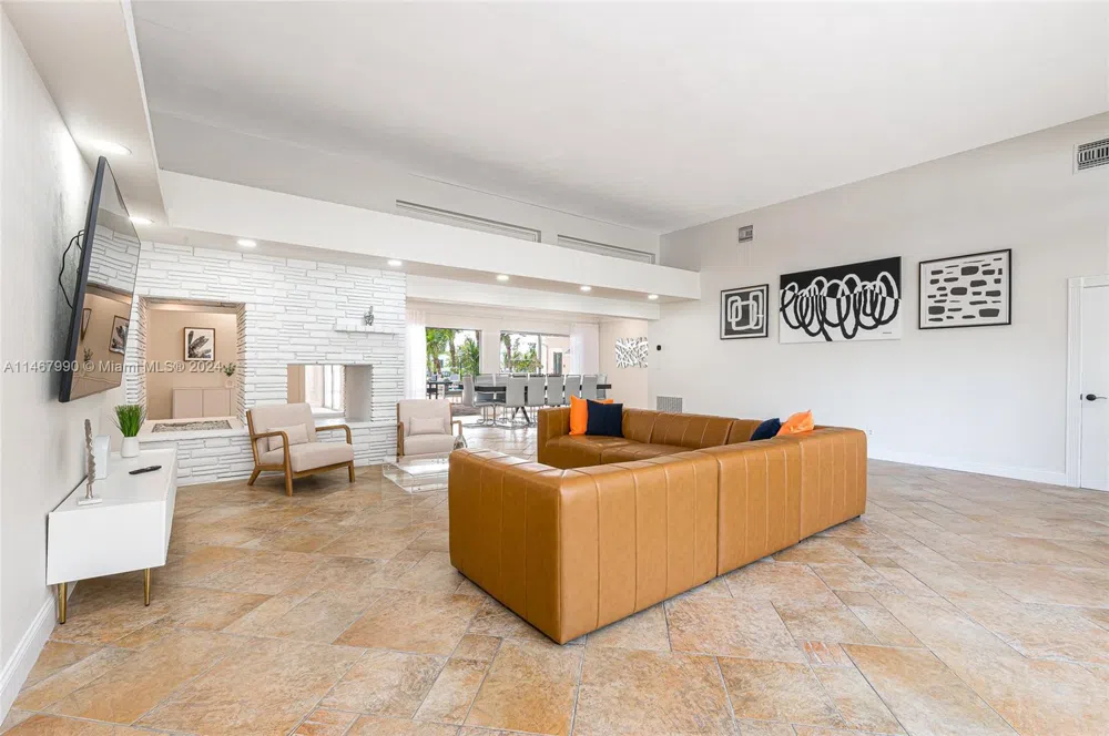 2500 NE 199th St Miami, FL 33180