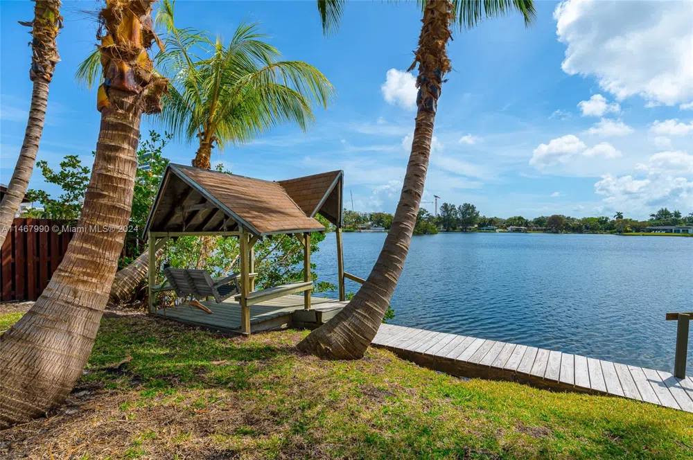2500 NE 199th St Miami, FL 33180