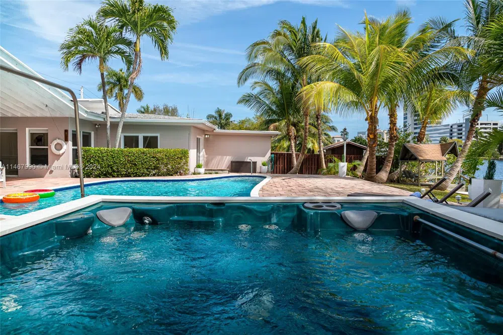 2500 NE 199th St Miami, FL 33180