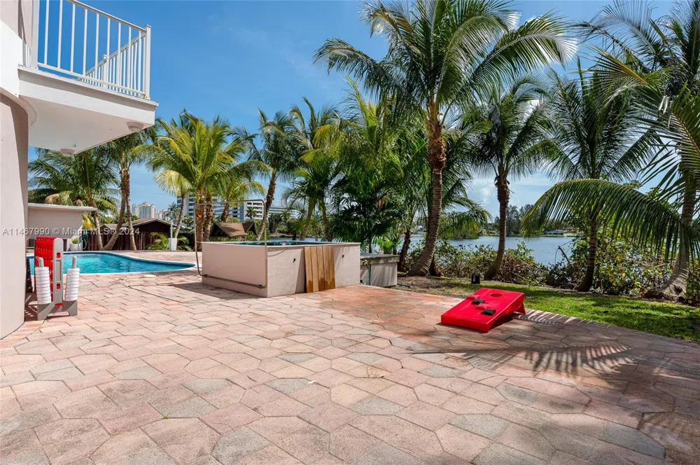 2500 NE 199th St Miami, FL 33180