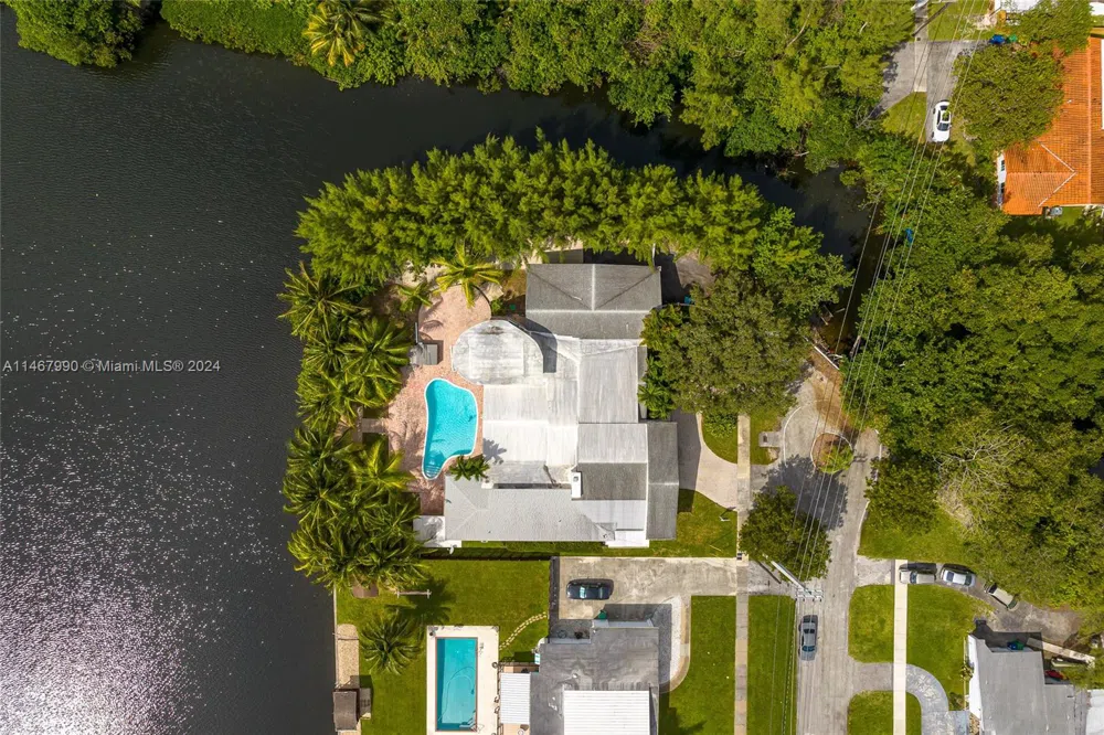 2500 NE 199th St Miami, FL 33180