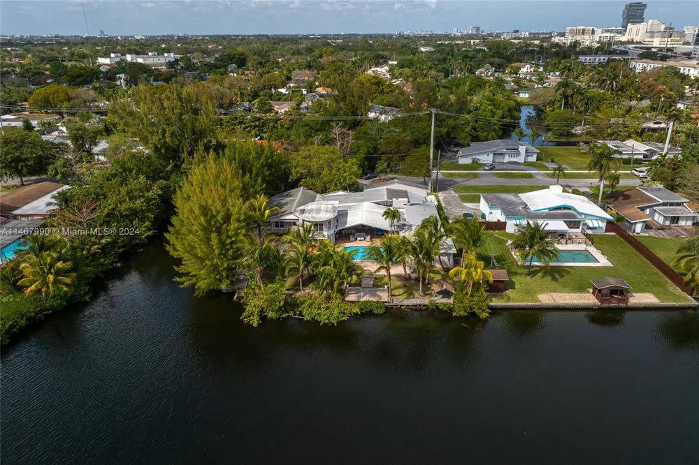 2500 NE 199th St Miami, FL 33180