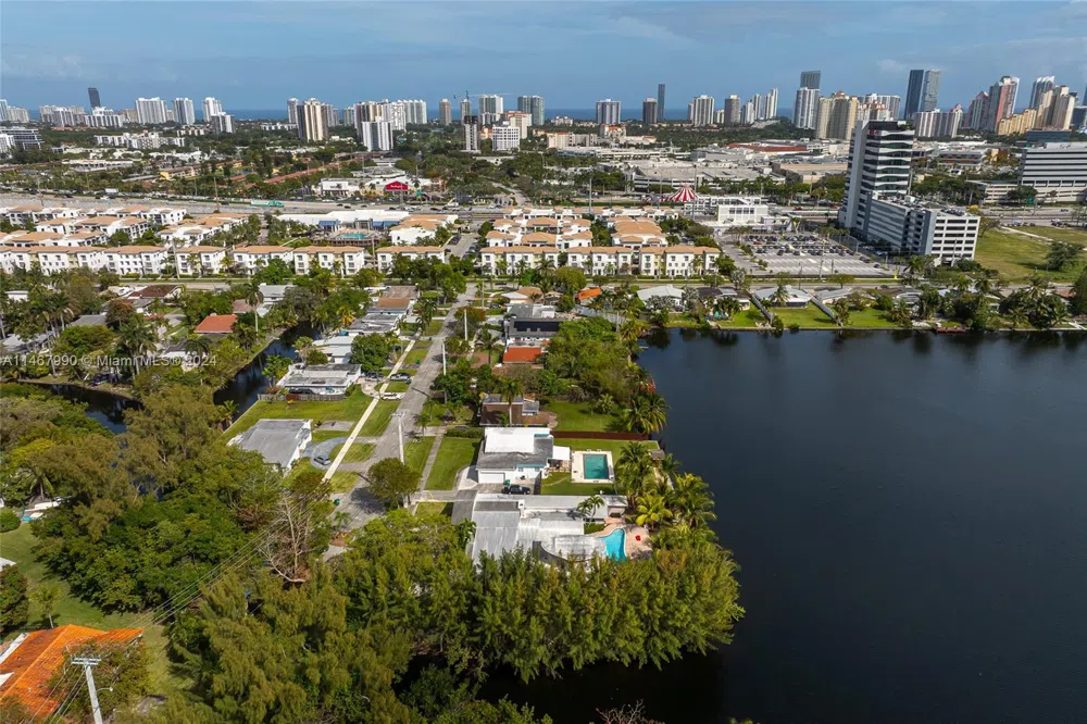 2500 NE 199th St Miami, FL 33180