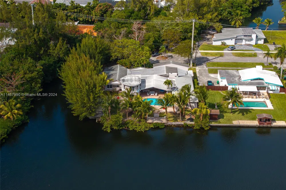 2500 NE 199th St Miami, FL 33180
