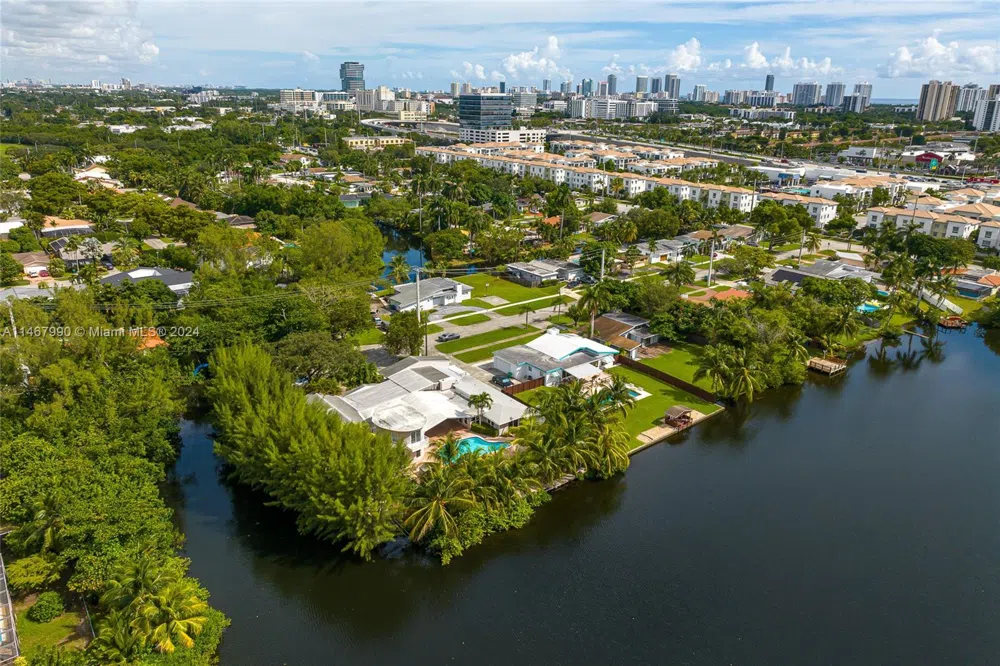 2500 NE 199th St Miami, FL 33180