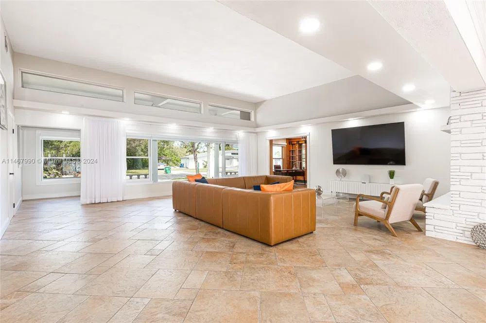 2500 NE 199th St Miami, FL 33180