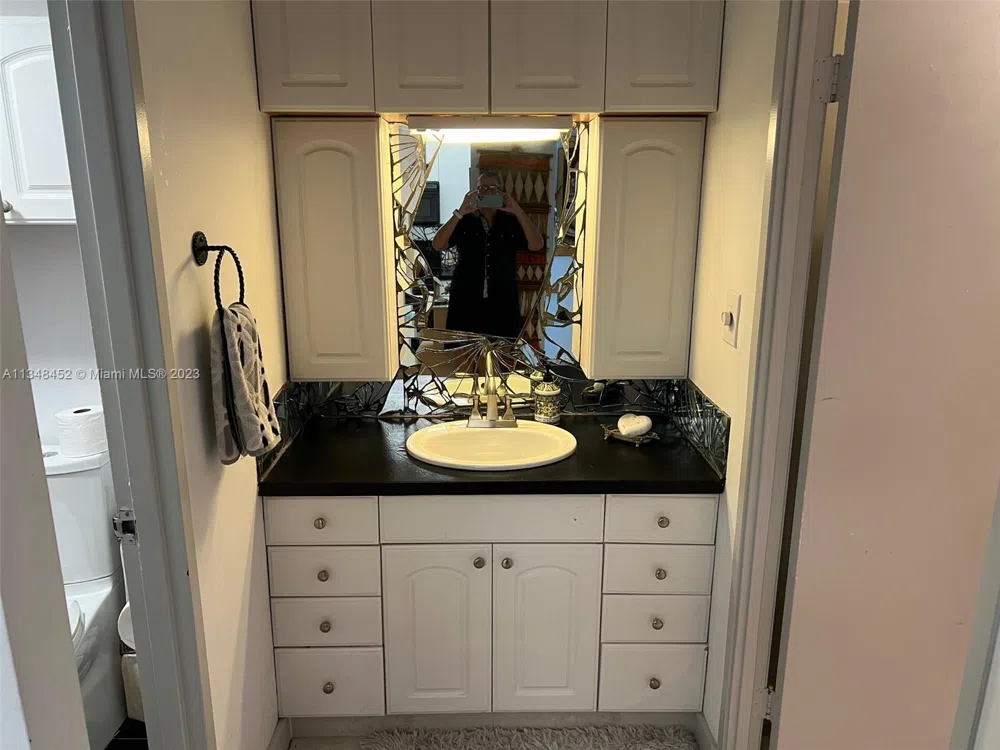 100 Lincoln Rd #1007 Miami Beach, FL 33139