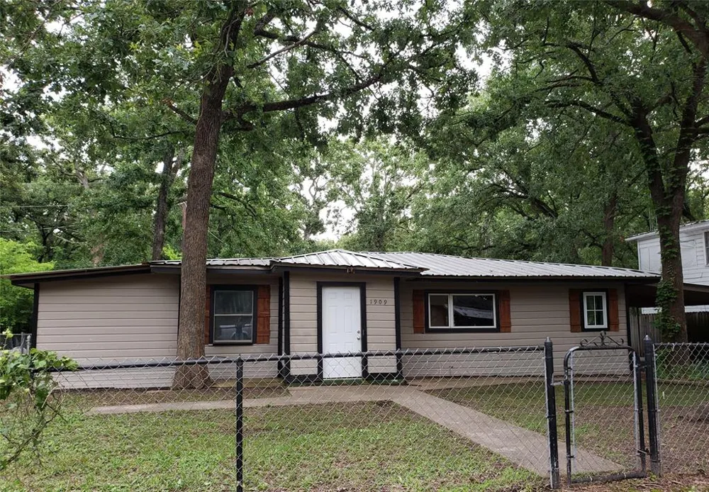 1909 Wahoo Lane West Tawakoni, TX 75474