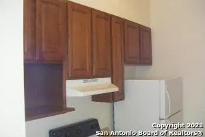 525 DUKEWAY Universal City, TX 78148