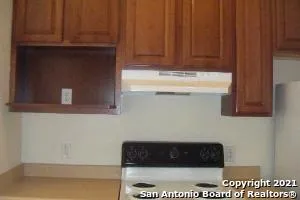525 DUKEWAY Universal City, TX 78148
