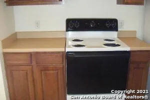 525 DUKEWAY Universal City, TX 78148