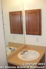 525 DUKEWAY Universal City, TX 78148