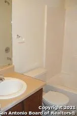 525 DUKEWAY Universal City, TX 78148