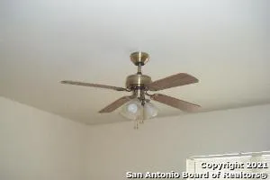 525 DUKEWAY Universal City, TX 78148