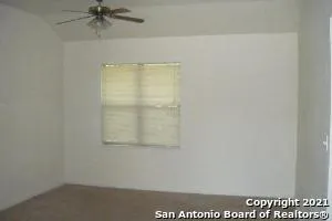 525 DUKEWAY Universal City, TX 78148