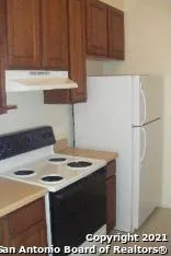 525 DUKEWAY Universal City, TX 78148