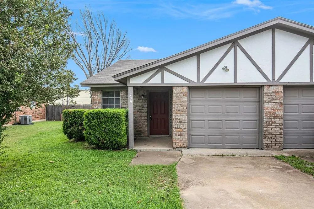 709 Pleasant Manor Manor Burleson, TX 76028