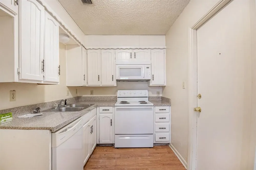 709 Pleasant Manor Manor Burleson, TX 76028