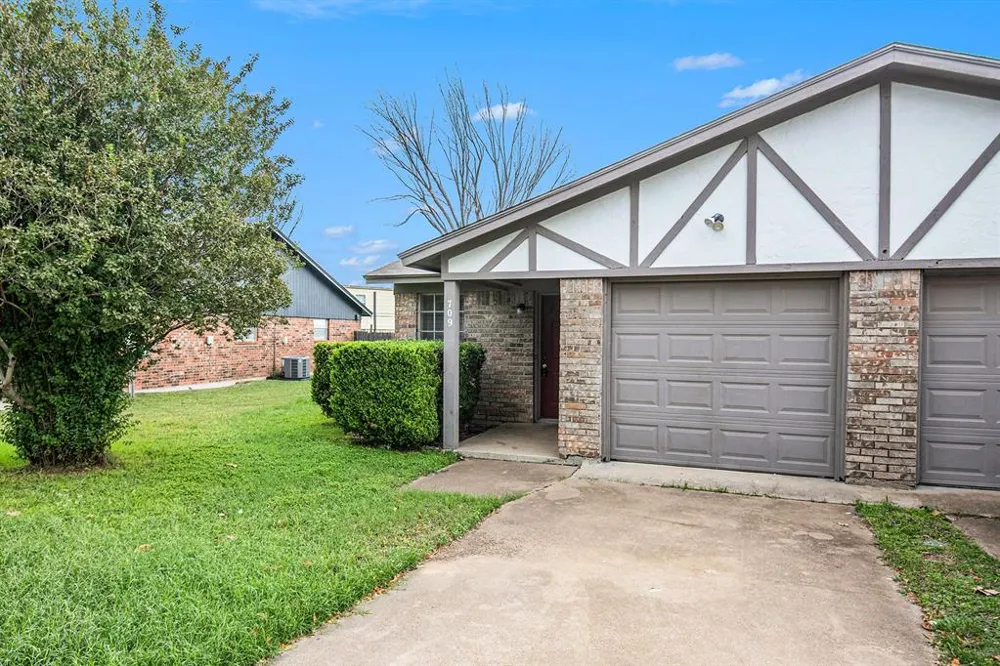 709 Pleasant Manor Manor Burleson, TX 76028