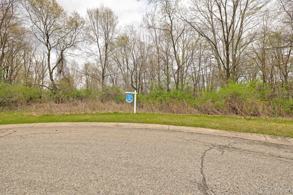 204 ASTOR KNOLLS DRIVE Groveland Township, MI 48462