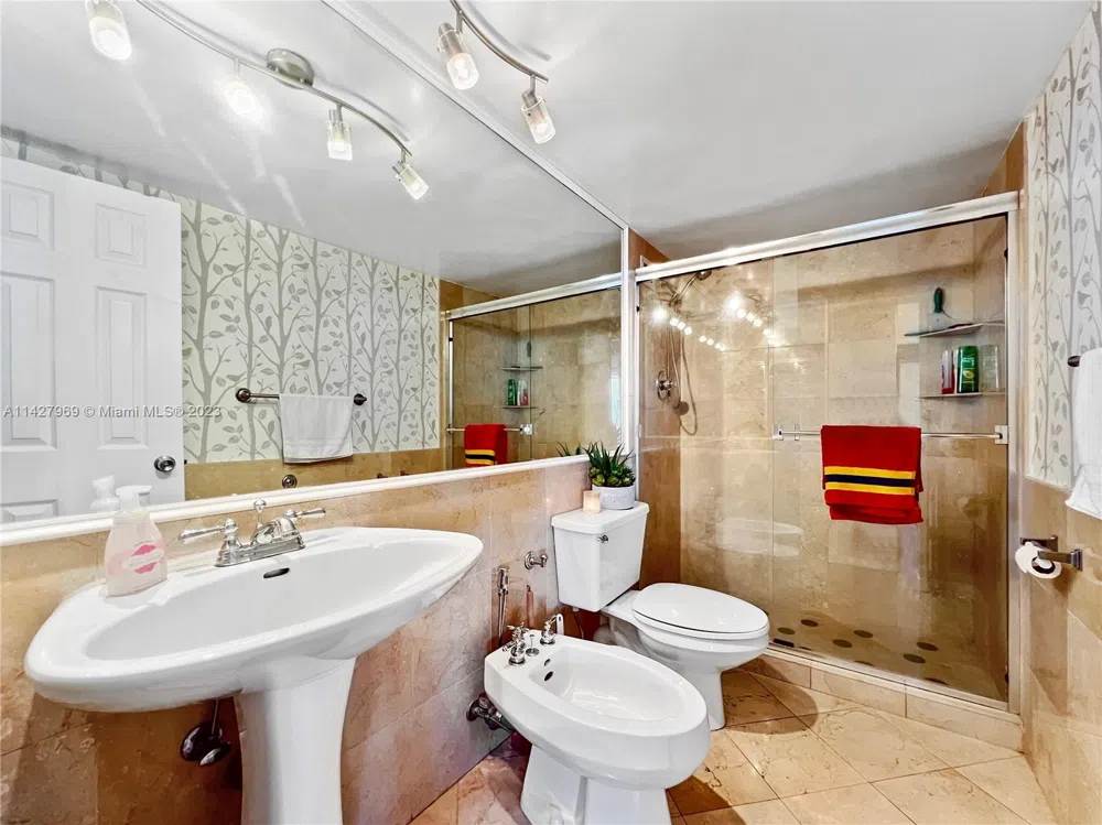 5151 Collins Ave #1523 Miami Beach, FL 33140
