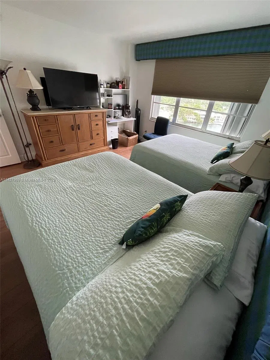 5151 Collins Ave #1523 Miami Beach, FL 33140