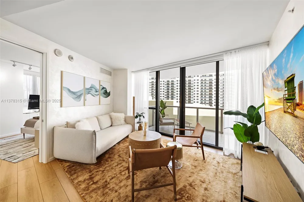 2201 Collins Ave #811 Miami Beach, FL 33139