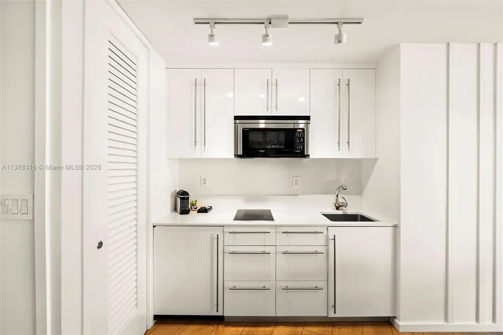 2201 Collins Ave #811 Miami Beach, FL 33139