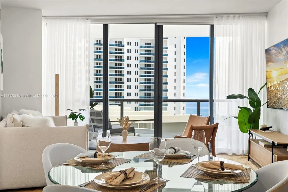 2201 Collins Ave #811 Miami Beach, FL 33139