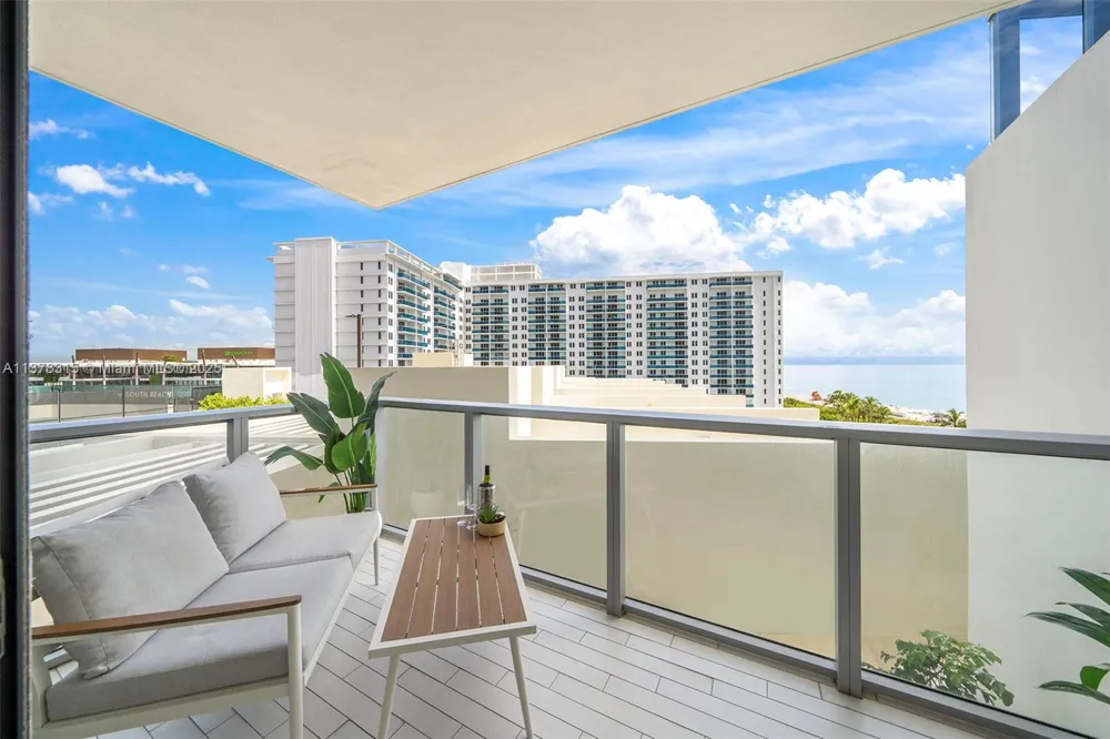 2201 Collins Ave #811 Miami Beach, FL 33139
