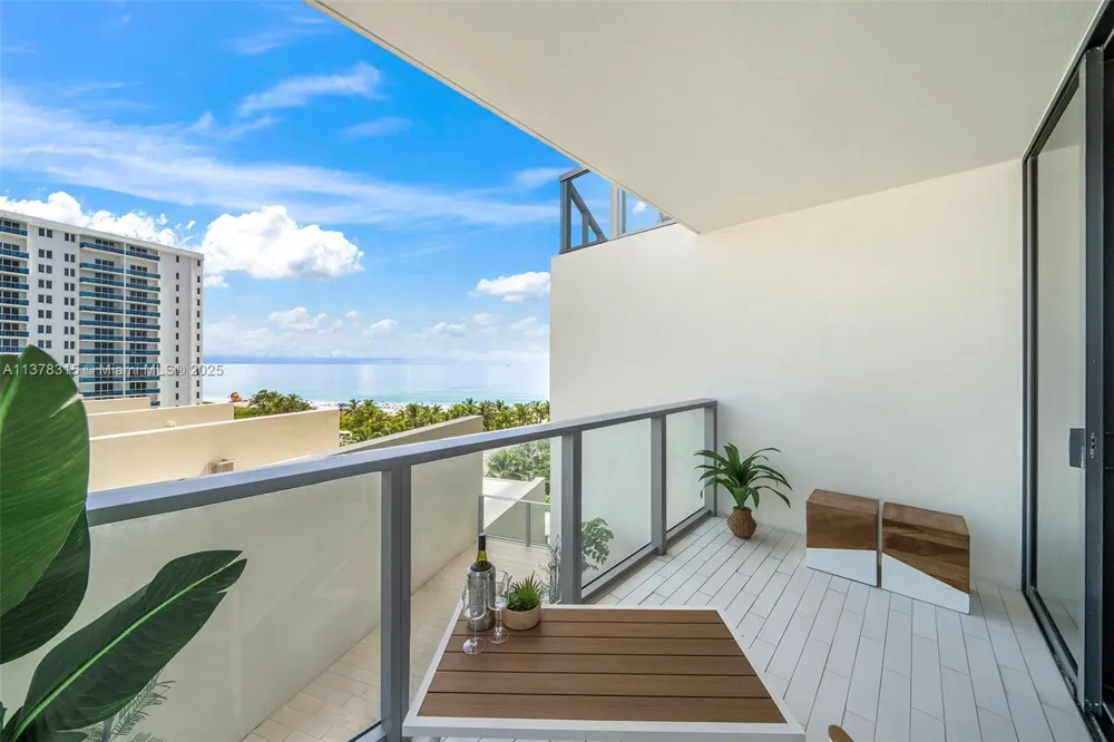 2201 Collins Ave #811 Miami Beach, FL 33139
