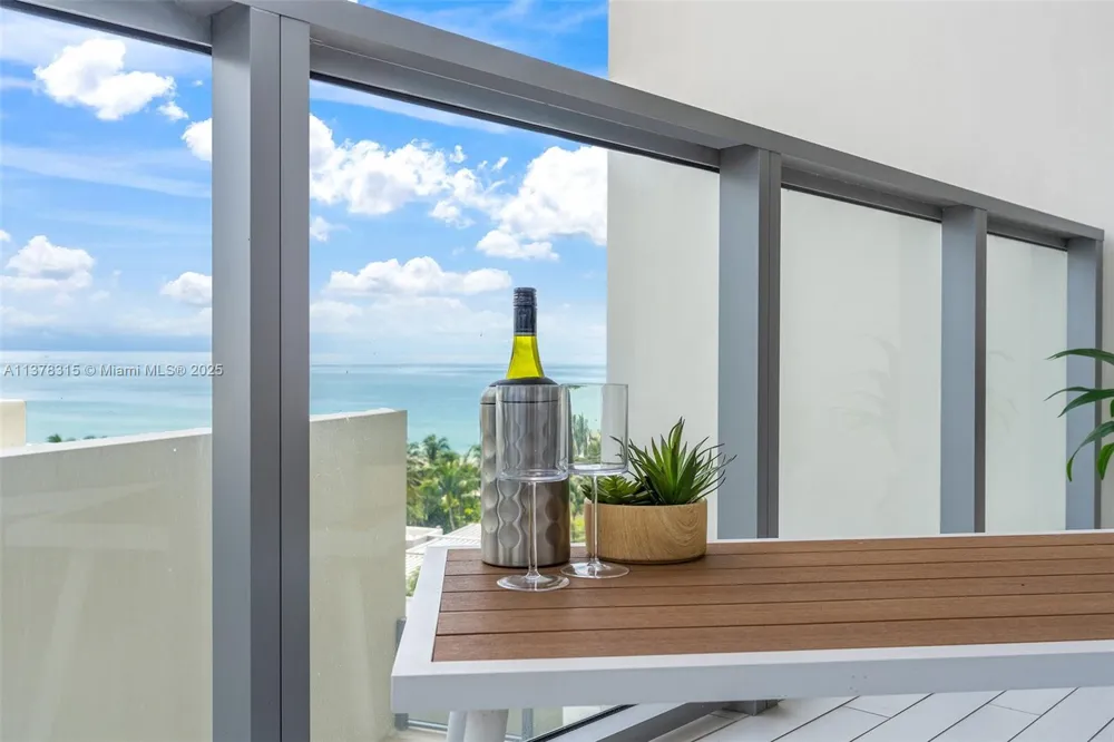 2201 Collins Ave #811 Miami Beach, FL 33139