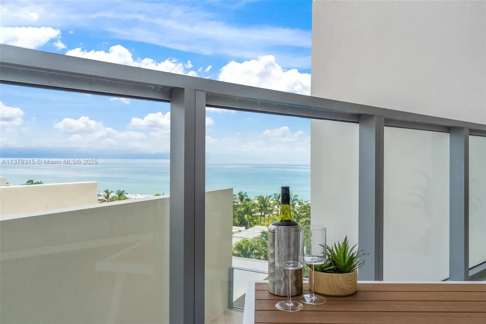 2201 Collins Ave #811 Miami Beach, FL 33139