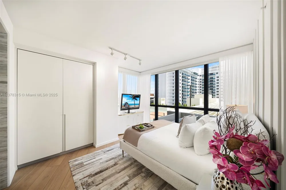 2201 Collins Ave #811 Miami Beach, FL 33139