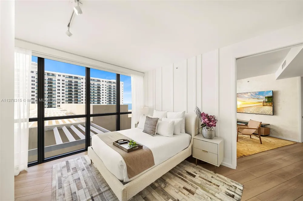 2201 Collins Ave #811 Miami Beach, FL 33139