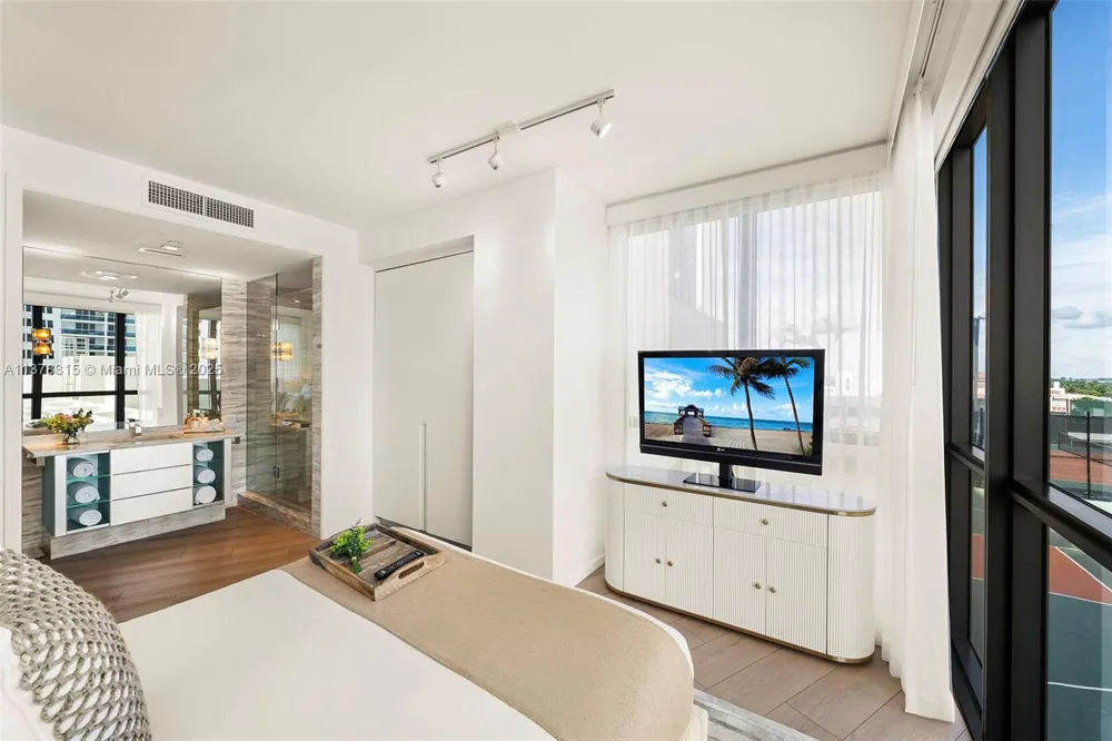 2201 Collins Ave #811 Miami Beach, FL 33139