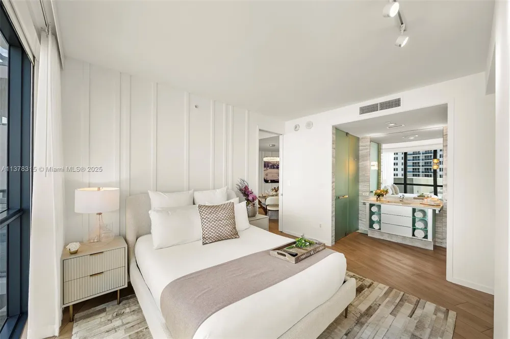 2201 Collins Ave #811 Miami Beach, FL 33139