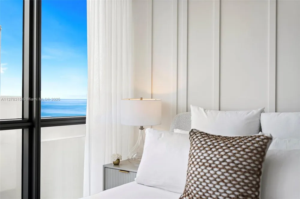 2201 Collins Ave #811 Miami Beach, FL 33139