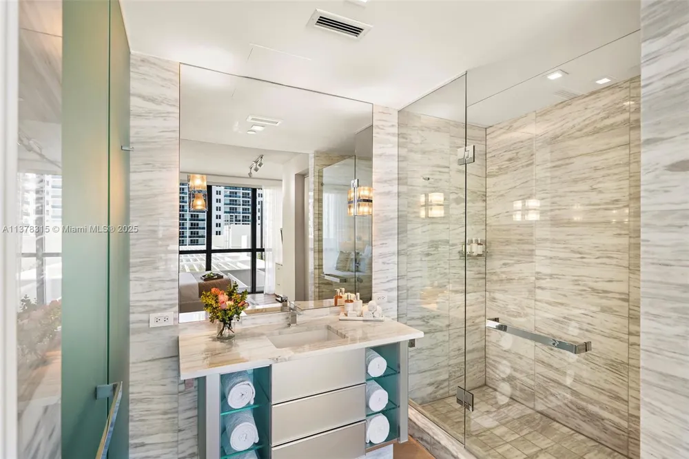2201 Collins Ave #811 Miami Beach, FL 33139