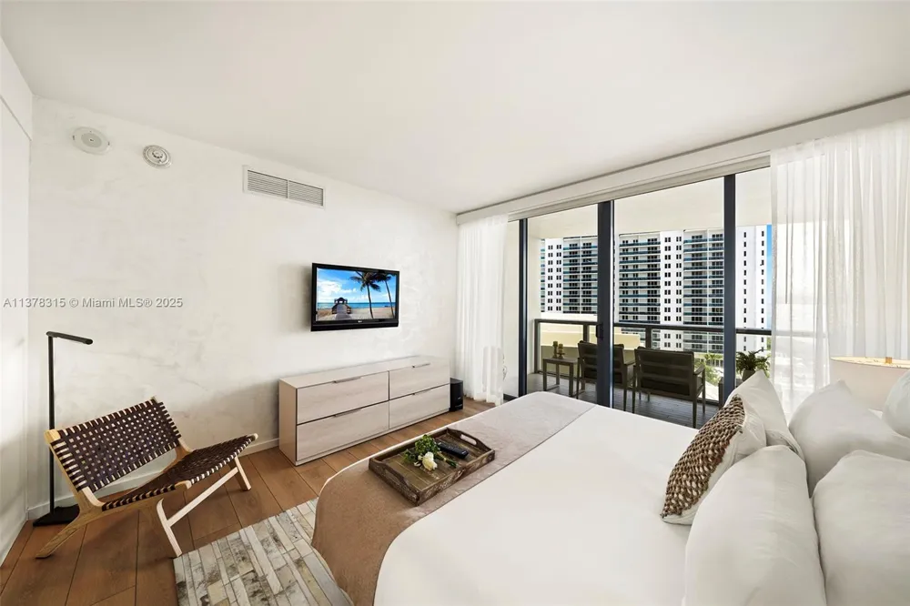 2201 Collins Ave #811 Miami Beach, FL 33139