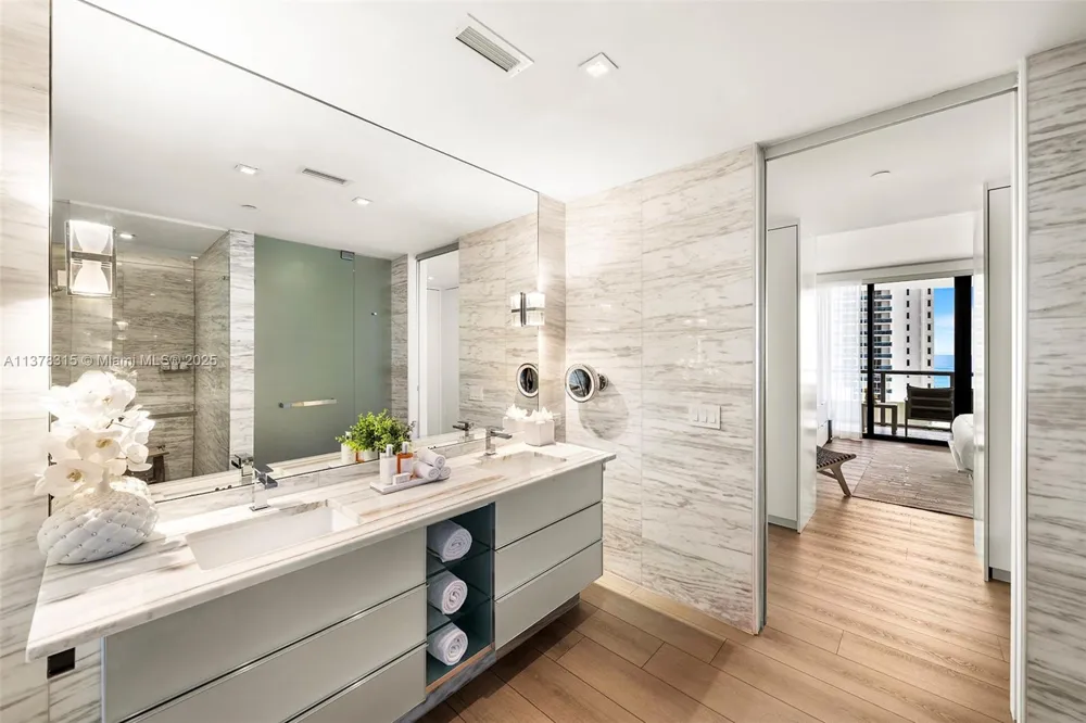 2201 Collins Ave #811 Miami Beach, FL 33139