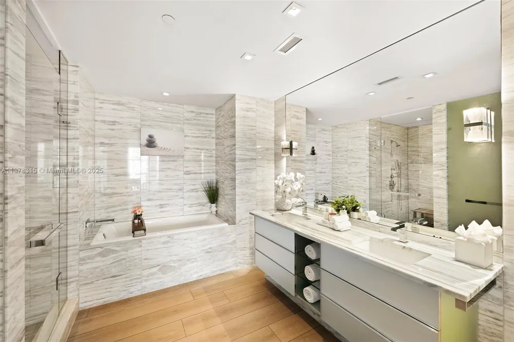 2201 Collins Ave #811 Miami Beach, FL 33139