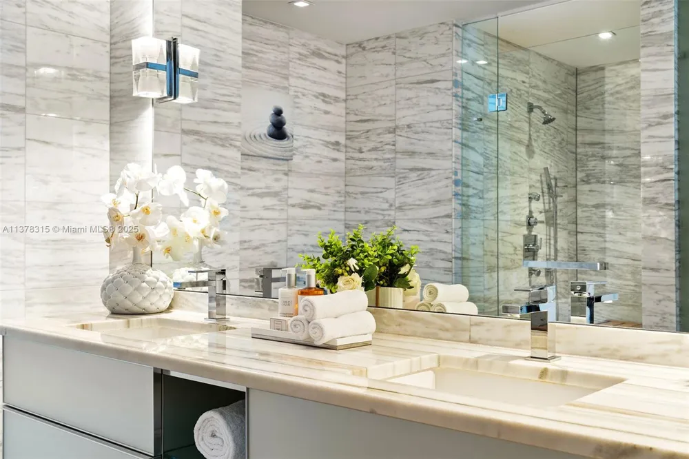 2201 Collins Ave #811 Miami Beach, FL 33139
