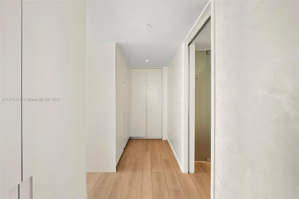 2201 Collins Ave #811 Miami Beach, FL 33139