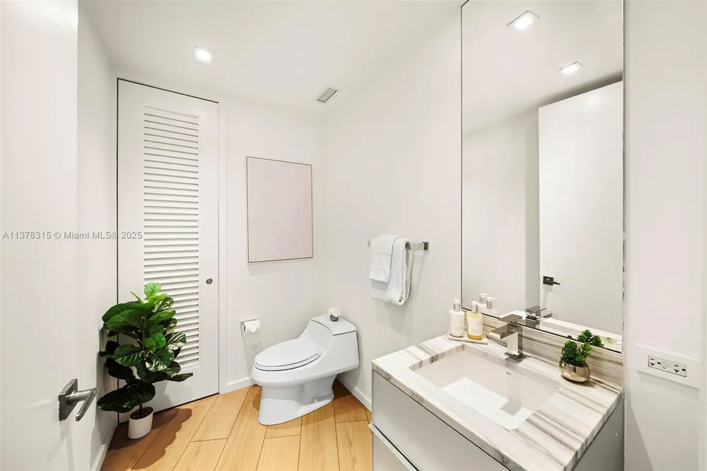 2201 Collins Ave #811 Miami Beach, FL 33139