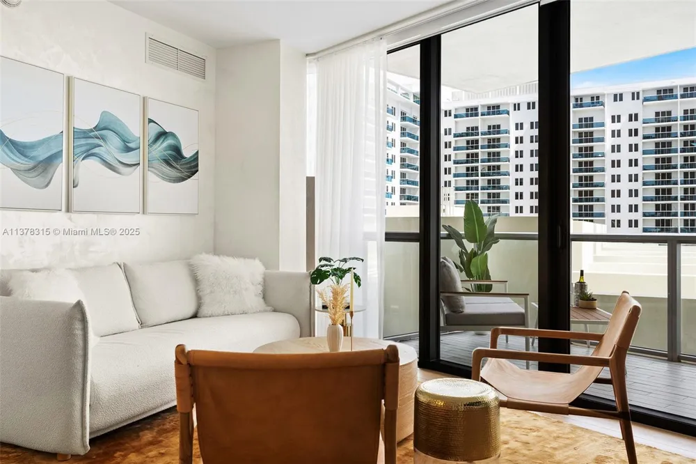 2201 Collins Ave #811 Miami Beach, FL 33139