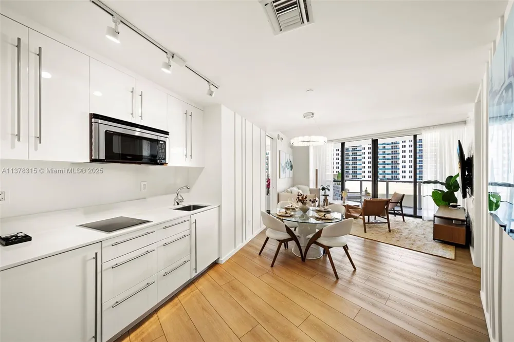 2201 Collins Ave #811 Miami Beach, FL 33139